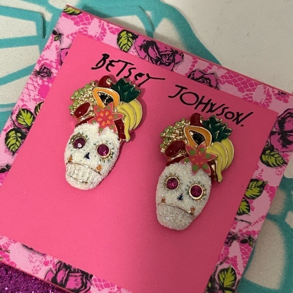 Betsey Johnson earrings. - Picture 2 of 3